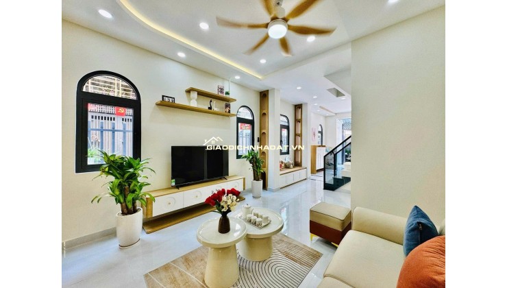 Nhà mới xây, nội thất sang trọng, chỉ cần xách vali vào ở