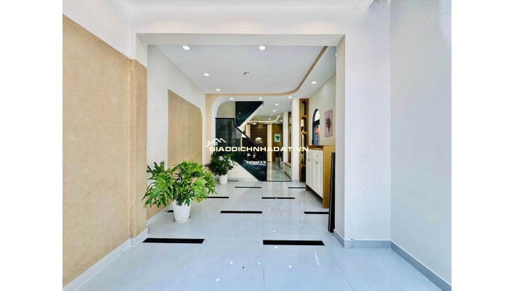 Nhà mới xây, nội thất sang trọng, chỉ cần xách vali vào ở