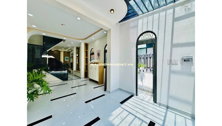 Nhà mới xây, nội thất sang trọng, chỉ cần xách vali vào ở