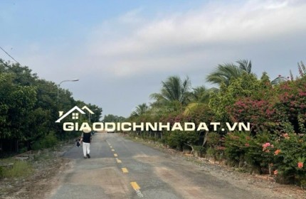 mặt tiền sau bao quanh bởi suoi ĐÁ BẢN , Xã Khánh Phú, huyện Khánh Vĩnh, tỉnh Khánh Hòa.