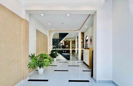 Nhà mới xây, nội thất sang trọng, chỉ cần xách vali vào ở