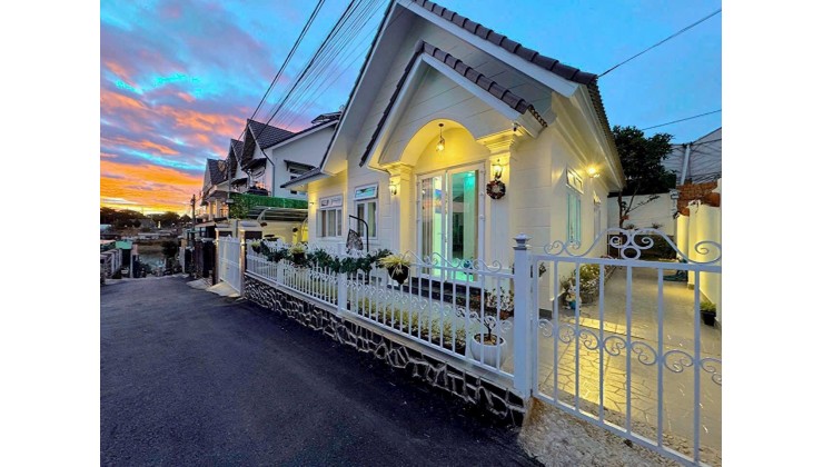 Villa sân vườn mái thái đẹp mới mẻ . Gần nhiều khu du lịch lớn