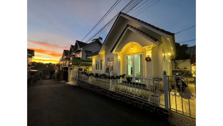Villa sân vườn mái thái đẹp mới mẻ . Gần nhiều khu du lịch lớn