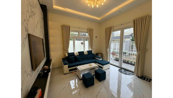 Villa sân vườn mái thái đẹp mới mẻ . Gần nhiều khu du lịch lớn