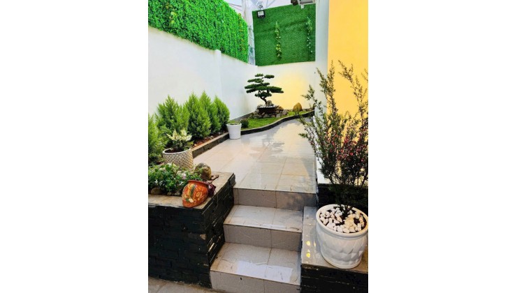 Villa sân vườn mái thái đẹp mới mẻ . Gần nhiều khu du lịch lớn