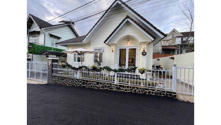 Villa sân vườn mái thái đẹp mới mẻ . Gần nhiều khu du lịch lớn