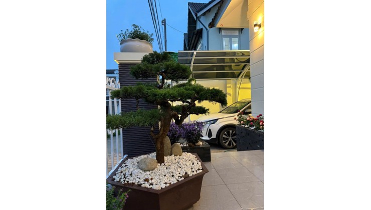 Villa sân vườn mái thái đẹp mới mẻ . Gần nhiều khu du lịch lớn