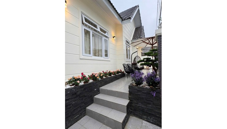 Villa sân vườn mái thái đẹp mới mẻ . Gần nhiều khu du lịch lớn