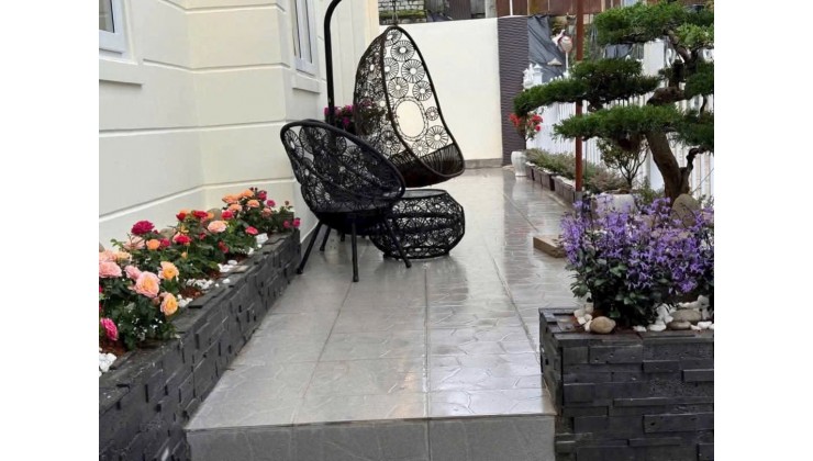 Villa sân vườn mái thái đẹp mới mẻ . Gần nhiều khu du lịch lớn
