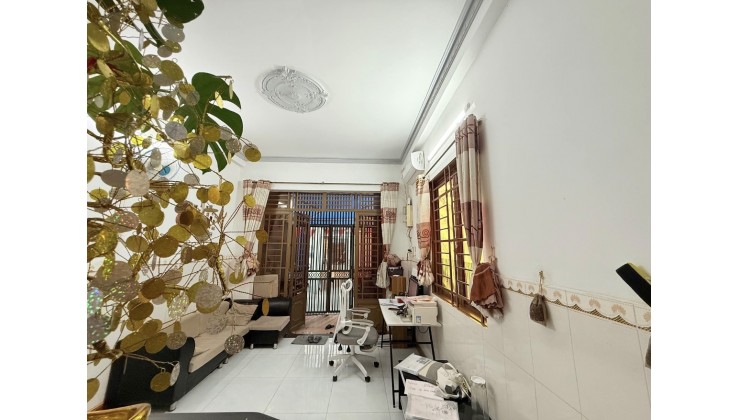Nhà đẹp đầu tư , cách CV gò vấp 100 m , chợ trường thuận tiện