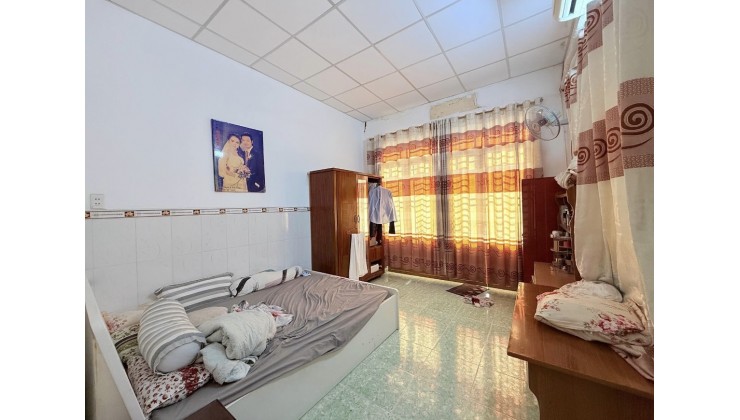 Nhà đẹp đầu tư , cách CV gò vấp 100 m , chợ trường thuận tiện