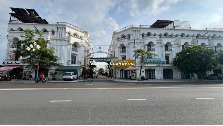 CẦN BÁN: Nhà phố 1 trệt 3 lầu, 4,7 tỷ, liền kề Vincom TP Tây Ninh, NH hỗ trợ vay 70% lãi suất ưu đãi