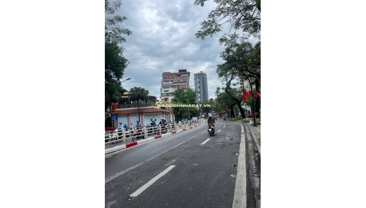 8.6 tỷ nhà Đội Cấn, 6 tầng thang máy,  dân xây ở luôn, sổ chính chủ
