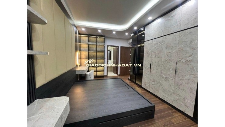 8.6 tỷ nhà Đội Cấn, 6 tầng thang máy,  dân xây ở luôn, sổ chính chủ