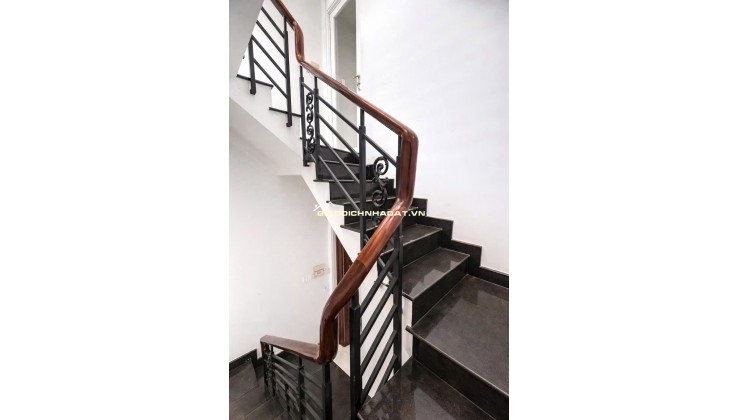BÁN GẤP NHÀ BÀ HẠT Q10 GẦN ĐƯỜNG XE HƠI CÁCH VÀI BỨOC CHÂN. LH:0909304773