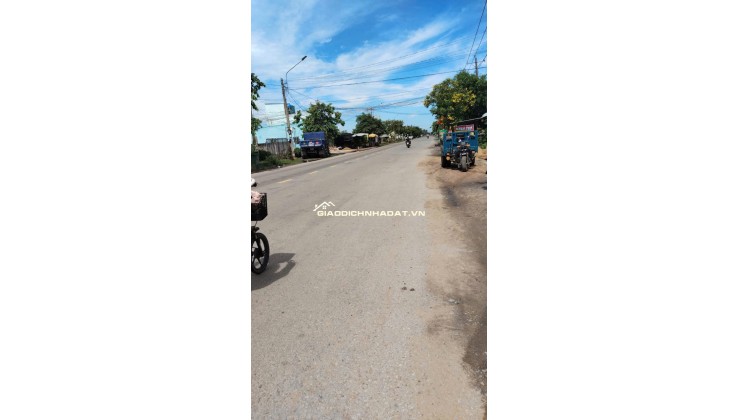 CC BÁN GẤP NHÀ C4, KHU ĐẤT ĐANG LÀM XƯỞNG CƠ KHÍ, GẦN 2500M2 SÁT MT835, CHỈ 14 TỶ. LH:0909327086.