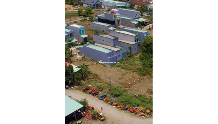 Diện tích tổng 2400m2 với mặt tiền siêu rộng lên tới 70m, cực kỳ thoáng đãng và dễ dàng phân lô hoặc làm biệt thự nhà vườn