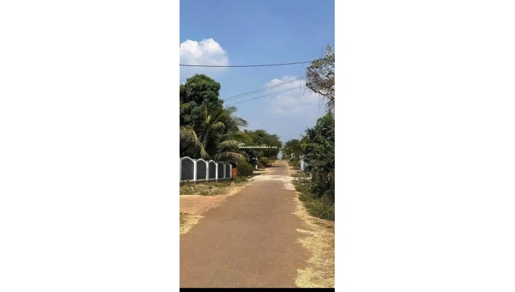 Vị trí đất cực đẹp, nằm ngay khu dân cư ổn định, đường đi lại thuận tiện. Tổng diện tích là 1352m2