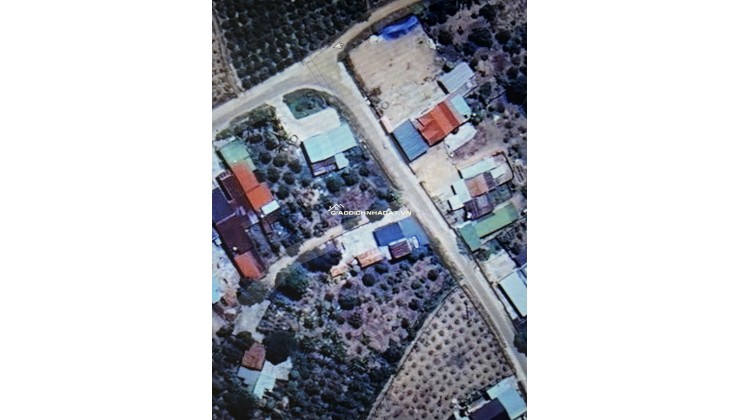 Vị trí đất cực đẹp, nằm ngay khu dân cư ổn định, đường đi lại thuận tiện. Tổng diện tích là 1352m2