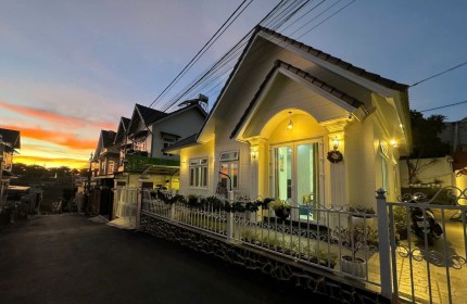 Villa sân vườn mái thái đẹp mới mẻ . Gần nhiều khu du lịch lớn