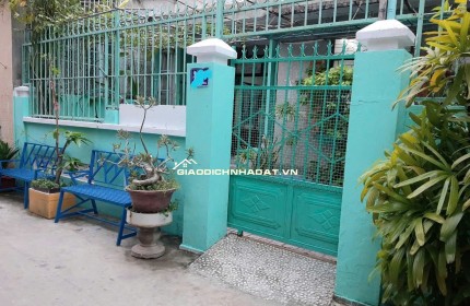 Bán đất tặng nhà C4 khu chợ đêm Hùng Vương - Nha Trang
DT: 131m², ngang 6,3m 
- 
Giá bán : 160tr/m ~ 20 ty