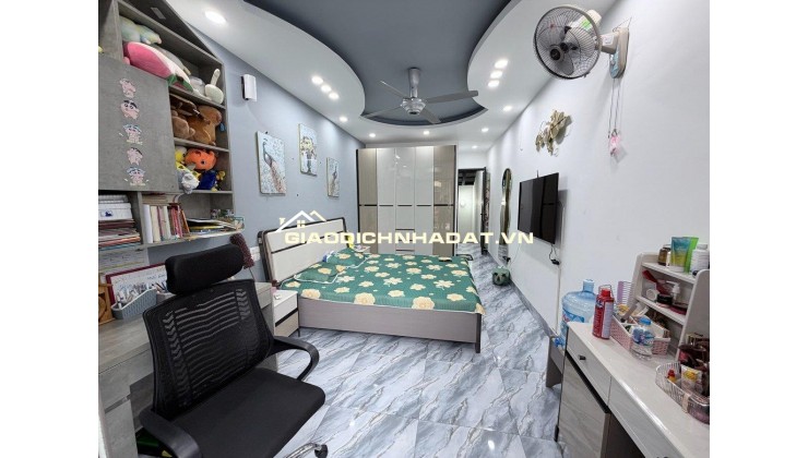 PHỐ NGUYÊN HỒNG - THANG MÁY XỊN - NGÕ THÔNG BA GÁC TRÁNH - NHÀ ĐẸP Ở LUÔN - SÂN CHƠI RỘNG - FULL TIỆN ÍCH. GIÁ NHỈNH 10 TỶ