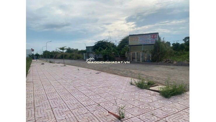 BÁN 500M ĐẤT TẠI CẦN THƠ, CÓ KHO SẲN BAO QUANH ĐẤT, MẶT TIỀN 27M, MẶT LỘ NHỰA 18M. LH:0798441899