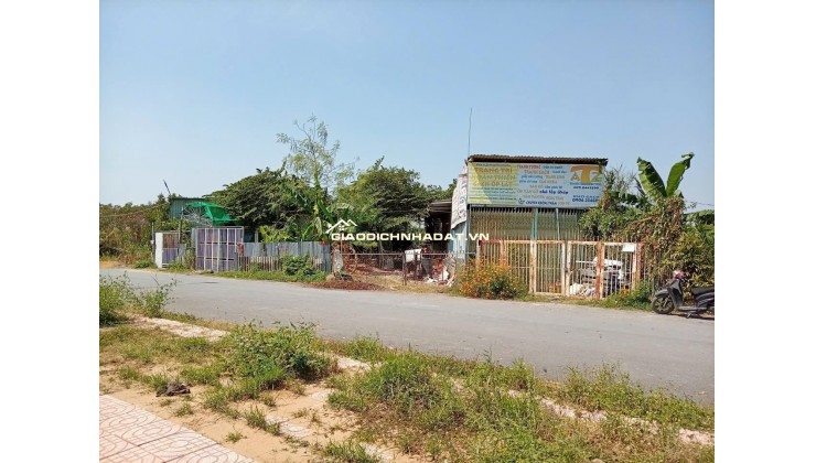 BÁN 500M ĐẤT TẠI CẦN THƠ, CÓ KHO SẲN BAO QUANH ĐẤT, MẶT TIỀN 27M, MẶT LỘ NHỰA 18M. LH:0798441899