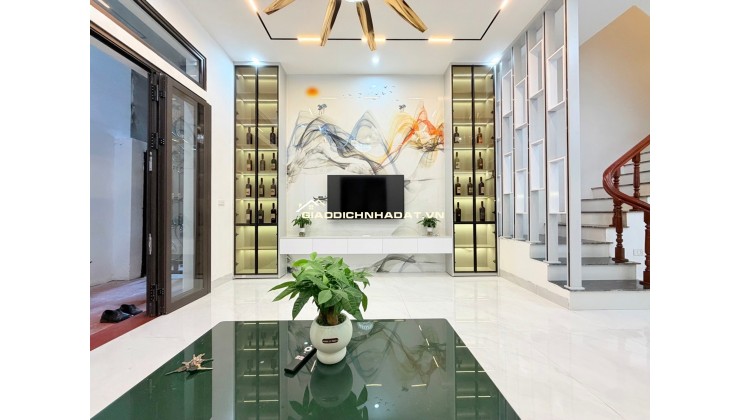 Nhà Cầu Giấy 50m 5 Tầng - Sang xin mịn - Giá Hợp Lý 10.8 tỷ - Trung Tâm Cầu Giấy