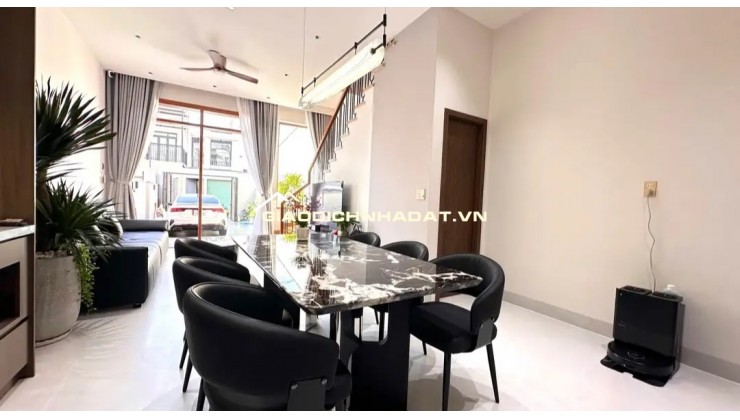 SIÊU PHẨM NHÀ Phố 1 TRỆT 1 LẦU ,GIÁ  2tỷ 650tr DT 100M2_ 3PN _2TOLET