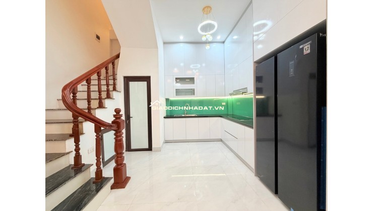 Nhà Cầu Giấy 50m 5 Tầng - Sang xin mịn - Giá Hợp Lý 10.8 tỷ - Trung Tâm Cầu Giấy