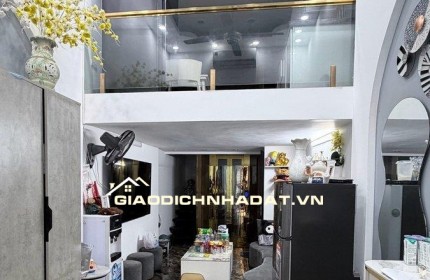 PHỐ NGUYÊN HỒNG - THANG MÁY XỊN - NGÕ THÔNG BA GÁC TRÁNH - NHÀ ĐẸP Ở LUÔN - SÂN CHƠI RỘNG - FULL TIỆN ÍCH. GIÁ NHỈNH 10 TỶ