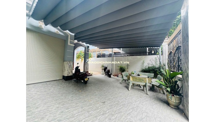 BIỆT THỰ  XẺ KHE KHANG ĐIỀN PHƯỜNG PHƯỚC LONG B, LIỀN KỀ KHU GIA HOÀ - THIÊN LÝ, GARA Ô TÔ TRONG NHÀ,  KHU NHÀ GIÀU QUẬN 9, NỘI THẤT GỖ PƠ MU LIM, SẴN GIA ĐÌNH VÀO Ở - 20.5 TỶ