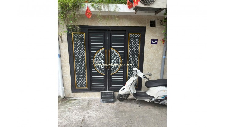 Bán nhà tầng 1 khu tập thể Nghĩa Tân 55m², ô tô đỗ cửa, sổ đỏ chính chủ, vị trí đẹp