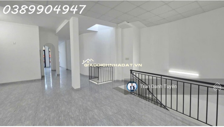 Nhà 2,5 tầng Đường Biệt Thự _ hẻm ô tô thông ] * Cách biển Trần Phú : 300m * Giá : 4,3 tỷ