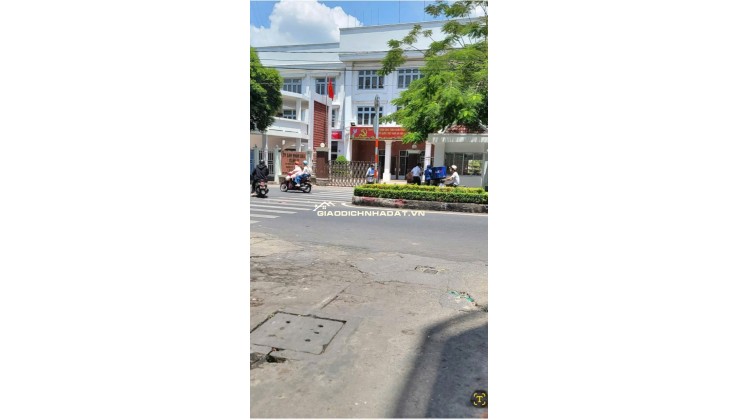 Bán nhà cấp 4 nhỏ xinh nở hậu L ngay trung tâm Đầm Sen Q11