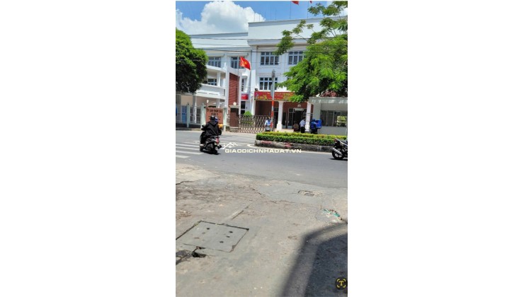 Bán nhà cấp 4 suốt có 1 gác gỗ ngay trung tâm Đầm Sen Q11