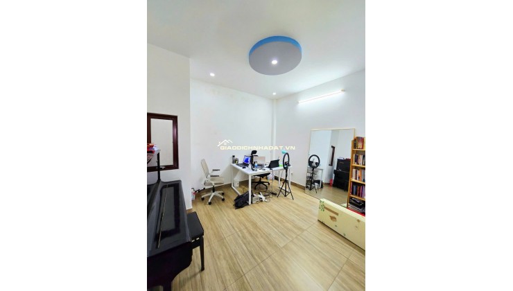  NHÀ PHỐ 53M2, 3 TẦNG, HOÀN CÔNG ĐỦ, ĐƯỜNG Ô TÔ, GẦN CHỢ LONG TRƯỜNG  5 TỶ