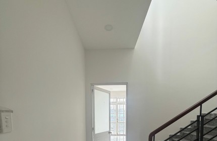 Nhà mới xây dựng, khu dân cư yên tĩnh,1 Sẹt đường Nguyễn Văn Quá
