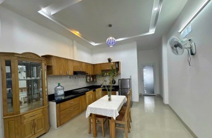 CHẾ LAN VIÊN   Bán nhà 2 tầng – 2 căn hộ khép kín, full nội thất  • Thiết kế mỗi tầng 1 căn hộ riêng biệt, lối đi riêng tư  • Tổng 2 căn hộ đang cho thuê 24 triệu/tháng  • Full nội thất, khai thác dòng tiền sẵn có   Vị trí đẹp:  • Kiệt ô tô thông biển đườ