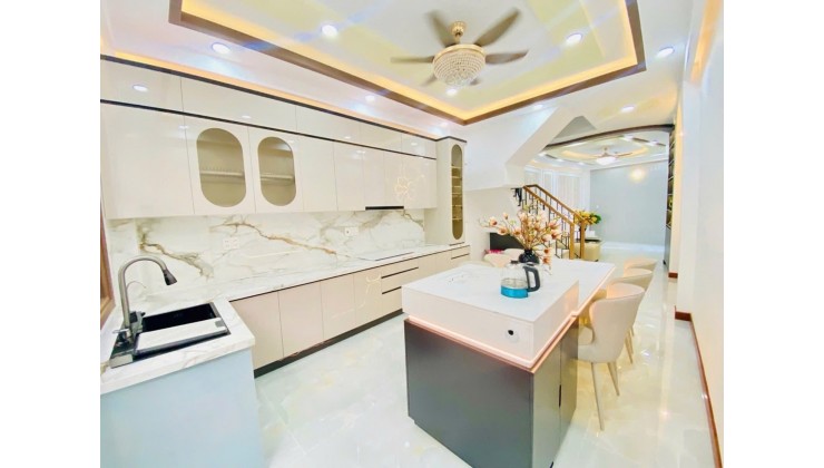 BÁN NHÀ TRUNG TÂM QUẬN 10 - 41M2 - 5 TẦNG BTCT - KẾ MẶT TIỀN - THIẾT KẾ HIỆN ĐẠI, NỘI THẤT CAO CẤP - HẺM XE HƠI - 9.9 TỶ.