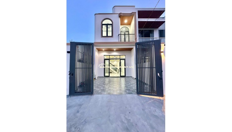 BÁN GẤP NHÀ Mặt tiền có thể Kinh Doanh - Sổ Riêng,Thổ Cư đầy đủ NGAY Gần Cây Xăng Đức Hưng