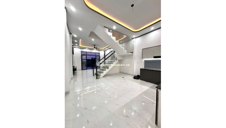 BÁN GẤP NHÀ Mặt tiền có thể Kinh Doanh - Sổ Riêng,Thổ Cư đầy đủ NGAY Gần Cây Xăng Đức Hưng