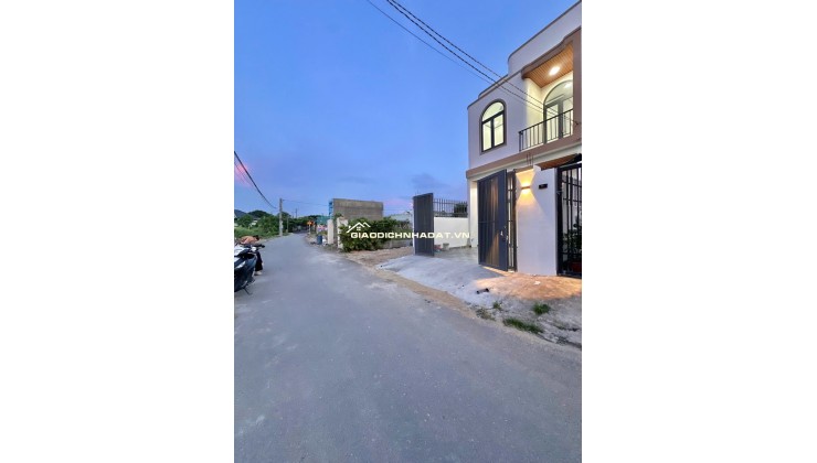 BÁN GẤP NHÀ Mặt tiền có thể Kinh Doanh - Sổ Riêng,Thổ Cư đầy đủ NGAY Gần Cây Xăng Đức Hưng