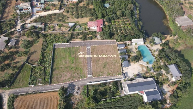 HƠN 300 TRIỆU ĐẤT TRUNG TÂM DU LỊCH LẠC THỦY    Gần Chùa Tiên – Đầm Đa 2 phút đến Cụm CN Phú Thành  3 phút tới khu nghỉ dưỡng Cáp Treo Hương Bình 120ha  5 phút tới Utopia Resort 200ha  Sát Minh Anh Resort