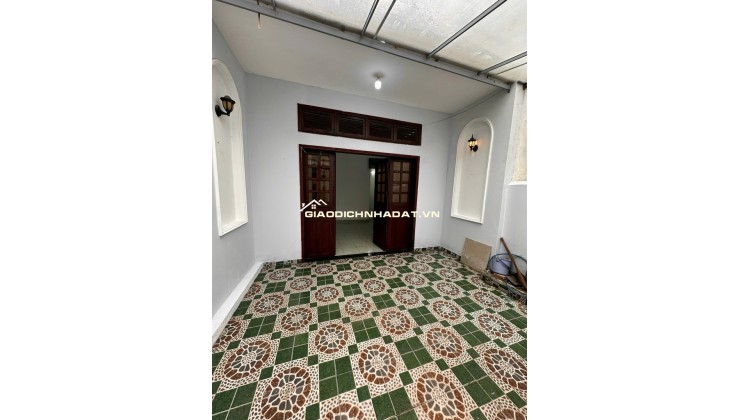 Cần bán nhà 2 mặt hẻm, gần đường Nguyễn Thị Huê, Bến xe An Sương và chợ Cây Me.  Diện tích: 5m x 19m. Kết cấu: 1 lửng, 3 phòng ngủ, 2 WC.