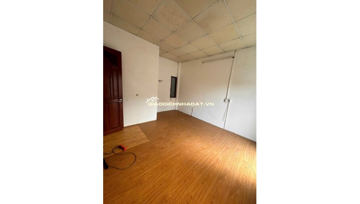 Cần bán nhà 2 mặt hẻm, gần đường Nguyễn Thị Huê, Bến xe An Sương và chợ Cây Me.  Diện tích: 5m x 19m. Kết cấu: 1 lửng, 3 phòng ngủ, 2 WC.