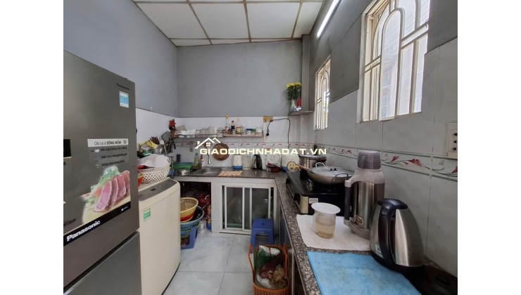 Nhà cấp 4 gần ngã tư An Sương.  Diện tích: 40m². Hiện trạng nhà cấp 4, phù hợp với nhu cầu ở hoặc cải tạo lại theo nhu cầu sử dụng.