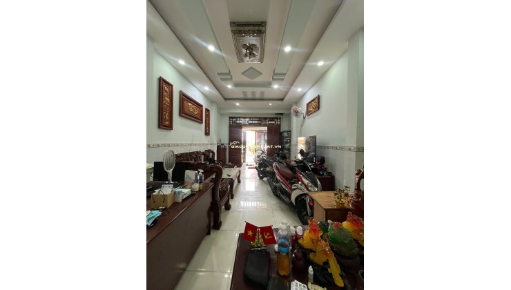 Lô góc 2 mặt tiền, đường xe tải tránh nhau.  Diện tích: 181m², full thổ. Gồm 1 căn nhà 4 tầng với 4 phòng ngủ, 4 WC và 1 khu xưởng riêng.