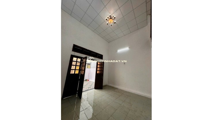 Cần bán nhà 2 mặt hẻm, gần đường Nguyễn Thị Huê, Bến xe An Sương và chợ Cây Me.  Diện tích: 5m x 19m. Kết cấu: 1 lửng, 3 phòng ngủ, 2 WC.